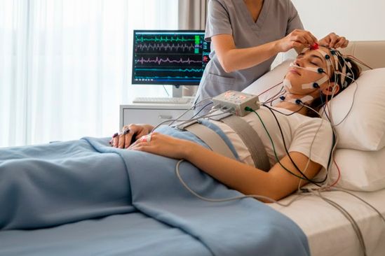 Женщине делают обследование